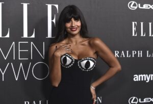 Jameela Jamil critica la celebrazione di Karl Lagerfeld al MET Gala ed evidenzia l'ipocrisia di Hollywood