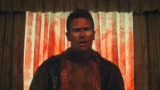 Theo James sorprende nel primo inquietante trailer di The Monkey: Imperdibile!