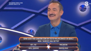 100% Italia: Il Divertentissimo Game Show Sui Sondaggi Che Desidera Più Domande Pop!