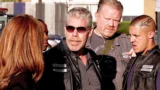 Sons of Anarchy Reunion: Ron Perlman e Theo Rossi di Nuovo Insieme in ‘Come With Me’