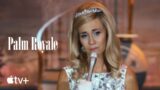 Kristen parla sulla spiaggia: Scopri la scena esclusiva di Palm Royale su AppleTV