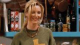 Lisa Kudrow emozionata: il toccante ricordo di Phoebe in Friends a 10 anni di distanza