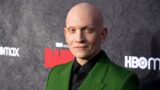 Anthony Carrigan nel ruolo di Metamorpho nel film Superman 2025: tutte le novità e curiosità