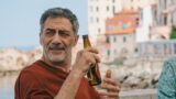 I Delitti del BarLume: L’Isola Felice di Filippo Timi e le Sue Storie Eternamente Affascinanti
