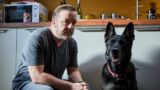 Ricky Gervais triste per la morte del suo cane in After Life su Netflix: un momento toccante da non perdere