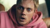 Trailer Bloccato: Bill Skarsgård Torturato in un’Auto High-Tech con Anthony Hopkins nel Nuovo Thriller di Sam Raimi