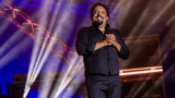 Enrico Brignano in Tour: La Magia della Commedia in Prima Serata su Rai 2