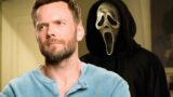 Joel McHale: Il candidato ideale per Scream 7 e il suo sorprendente film horror del 2023