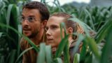 Scarlett Johansson e Jonathan Bailey svelano i segreti delle uova di dinosauro nell’immagine esclusiva di Jurassic World Rebirth