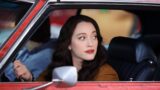 Kat Dennings celebra il suo papà in TV preferito di sempre Tim Allen mentre inizia la stagione 1 di Shifting Gears