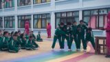 Squid Game Stagione 2: Il Significato Metaforico del Cerchio Arcobaleno nella Corsa a Sei Zampe Spiegato dal Designer