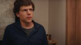 Jesse Eisenberg Racconta L’Incredibile Errore Compiuto Durante SNL e Il Perdono Di Amy Poehler