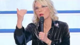 Caos a Uomini e Donne, Maria De Filippi allontana il cavaliere dallo studio