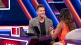 Joel McHale esplora la cerchia dei vincitori della piramide da 100.000 dollari