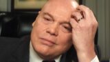 Kingpin ridotto in daredevil: perché non indossa il suo abito bianco