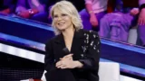 Costo del tailleur nero di maria de filippi ad amici