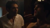Dolore al collo di diego calva dopo il bacio a jacob elordi in on swift horses