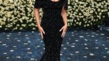 Abito di sydney sweeney al met gala scatena polemiche su web