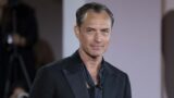 Jude Law e Andrew Garfield in Wild Things: la nuova serie Apple da non perdere