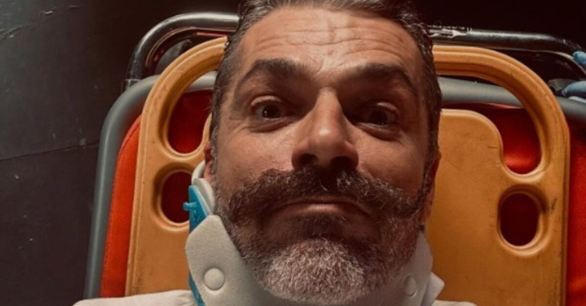 attore in barella con collarino preoccupa i fan ecco cosa è successo da Jumptheshark.it attore in barella con collarino preoccupa i fan ecco cosa è successo