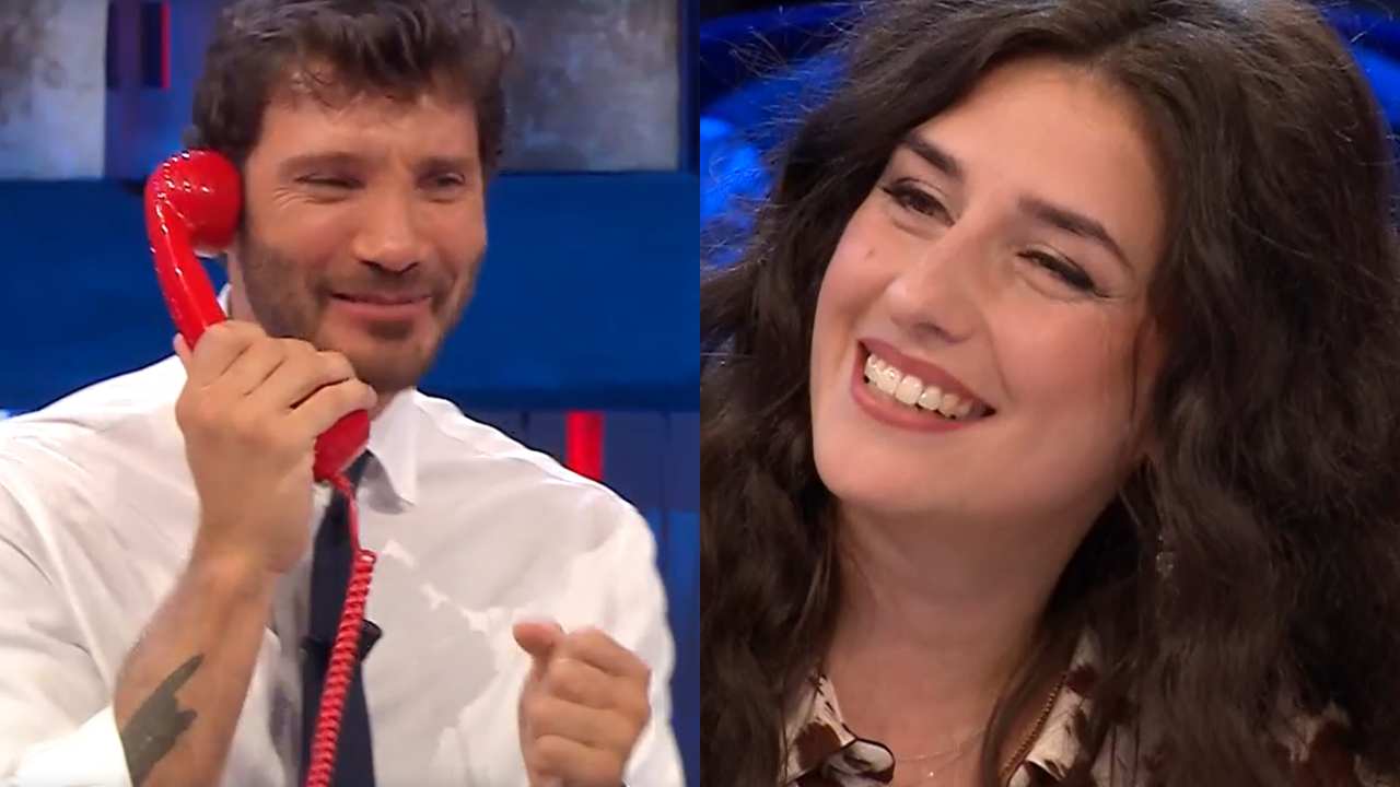 affari tuoi valentina dall emilia romagna vince 25mila euro e de martino esulta da Jumptheshark.it affari tuoi valentina dall emilia romagna vince 25mila euro e de martino esulta