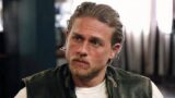 Charlie hunnam rivive la storia di jax teller nel  crimine drama