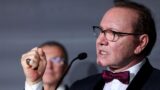 Kevin Spacey ritira un premio a Cannes e si commuove per la sua rivincita