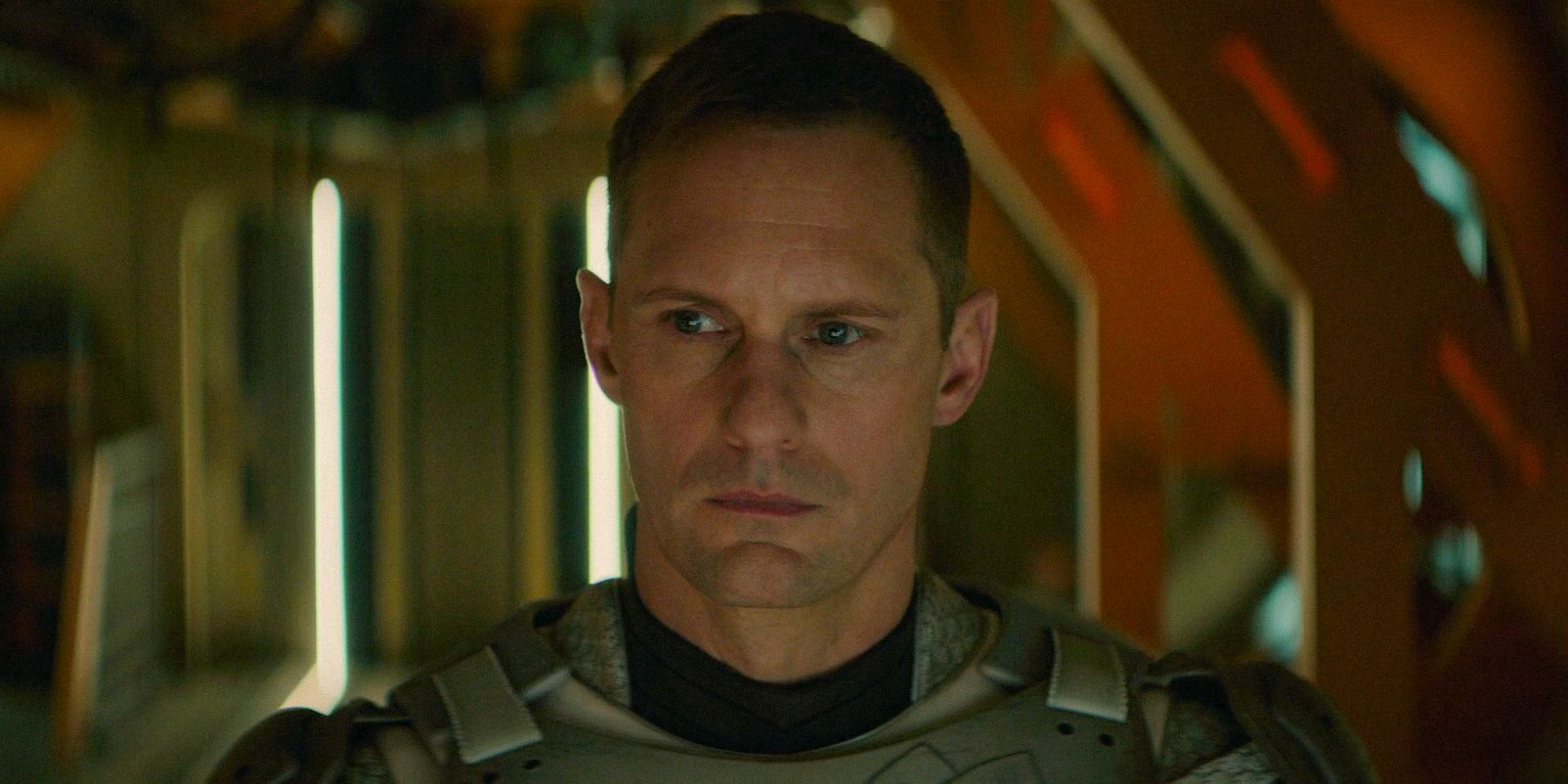 preparazione esilarante di alexander skarsg229rd per il murderbot anticipa una trama avvincente per la stagione 2