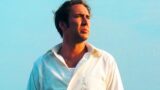 Nicolas cage celebra il suo eroe del rock and roll