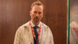 Bob odenkirk svela l’immagine esclusiva dopo la lotta nell’ascensore