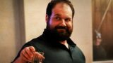 Cosa è successo a paul in your friends & neighbors?