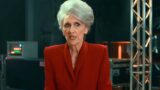 Doctor who deve rispondere a tre domande per capire il mistero di mrs. flood