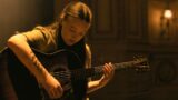 Ellie si sconvolge mentre suona la chitarra nell’episodio 5 della stagione 2 di the last of us