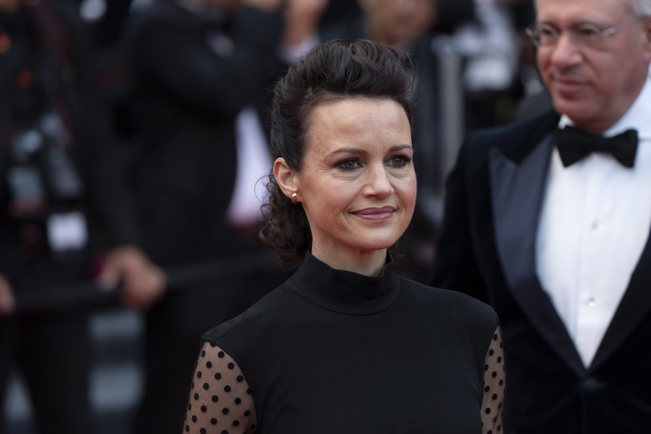 Carla Gugino e Brad Pitt insieme in Cliff Booth su Netflix Carla Gugino e Brad Pitt insieme in Cliff Booth su Netflix