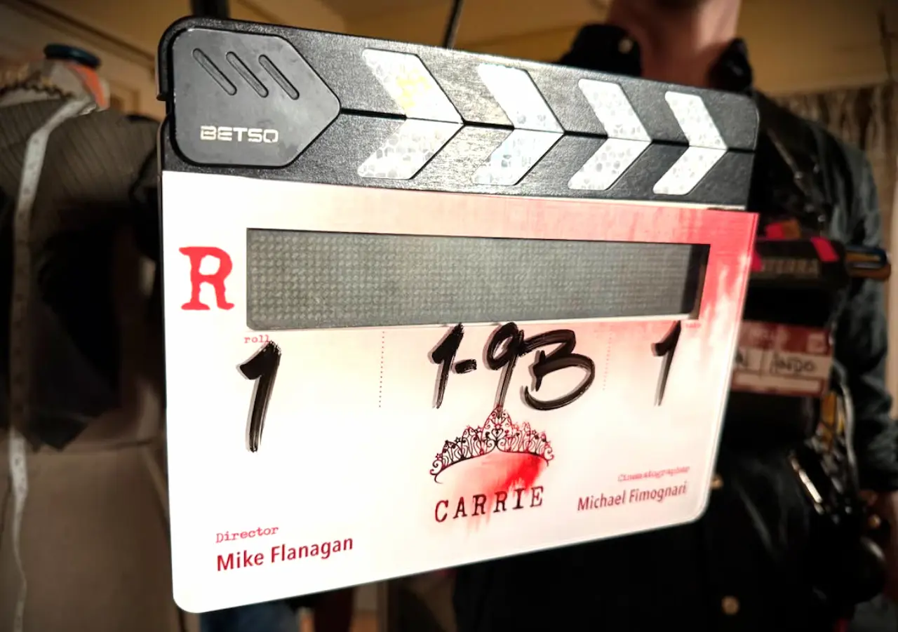 carrie inizio delle riprese e svelato il logo ufficiale della serie di mike flanagan