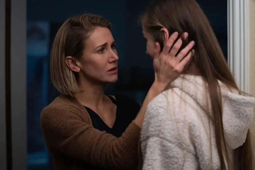 Stalker della stanza accanto: trama, cast e finale del film su Rai 2 Stalker della stanza accanto: trama, cast e finale del film su Rai 2