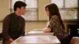 Storia d’amore studente-insegnante in pretty little liars: la difesa di lucy hale