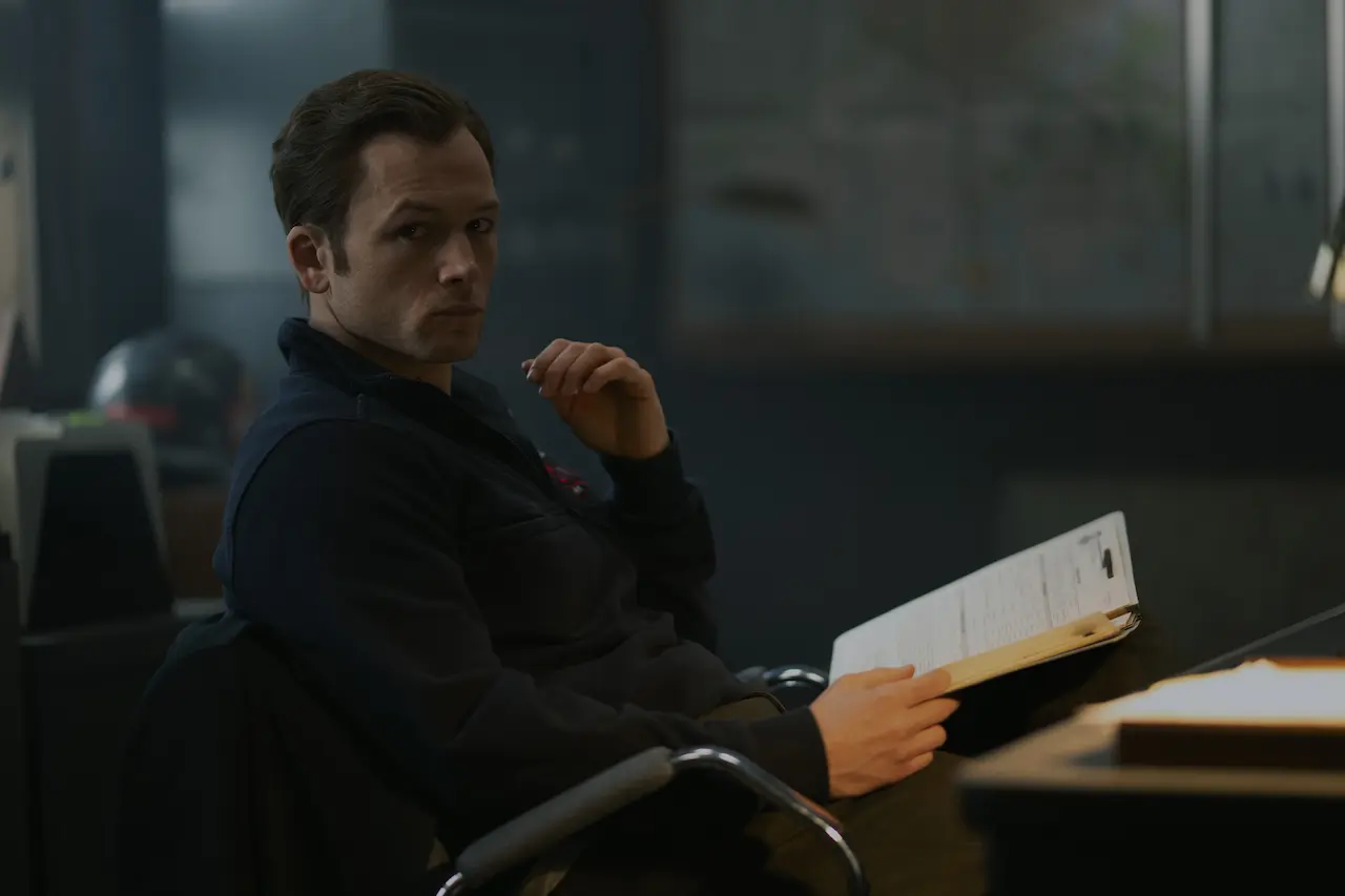 smoke recensione della serie con taron egerton e il mistero del fuoco