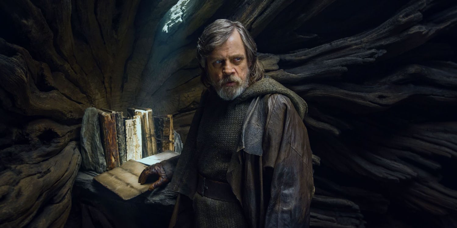 Mark Hamill svela la tragica storia di Luke Skywalker in Star Wars: Gli ultimi Jedi Mark Hamill svela la tragica storia di Luke Skywalker in Star Wars: Gli ultimi Jedi
