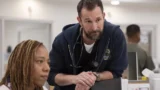 Le riprese della stagione 2 di the pitt: noah wyle torna sul set con foto esclusive