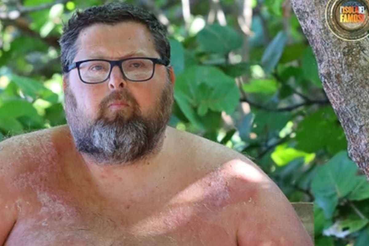 trasformazione di mario adinolfi con barba e capelli rasati all8217isola dei famosi