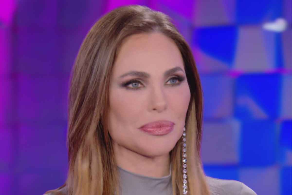 Ilary Blasi torna bionda e sorprende per la somiglianza con Chanel Ilary Blasi torna bionda e sorprende per la somiglianza con Chanel