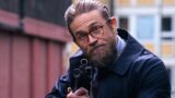 Charlie hunnam e emilia clarke protagonisti del  crime drama che sostituisce breaking bad