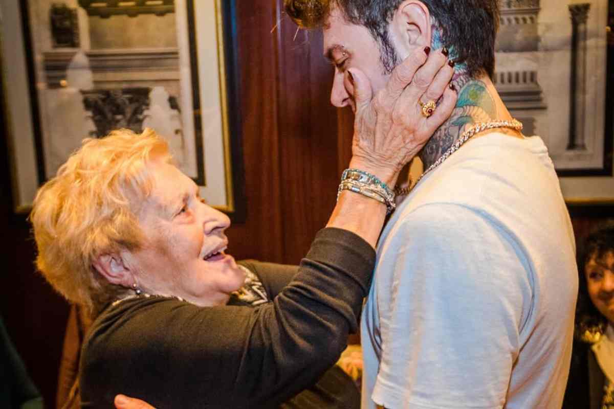 Fedez piange la nonna: il suo toccante messaggio di lutto Fedez piange la nonna: il suo toccante messaggio di lutto