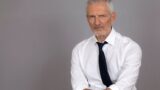 Dilemmi su Rai 3: intervista a gianrico carofiglio sul potere della parola contro la violenza