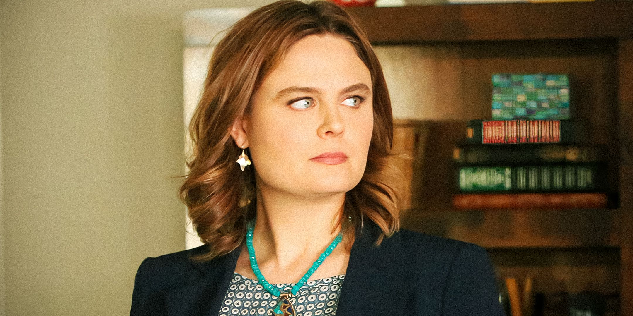 Emily Deschanel in Bones e il suo indimenticabile cameo nella sitcom Emily Deschanel in Bones e il suo indimenticabile cameo nella sitcom
