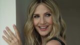 Lorella Cuccarini incanta al matrimonio della nipote con un abito da sogno