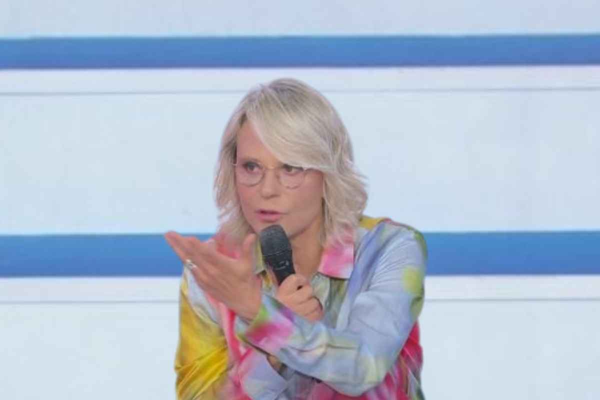 Maria De Filippi interrompe la trasmissione: cosa c’è dietro la decisione Maria De Filippi interrompe la trasmissione: cosa c’è dietro la decisione