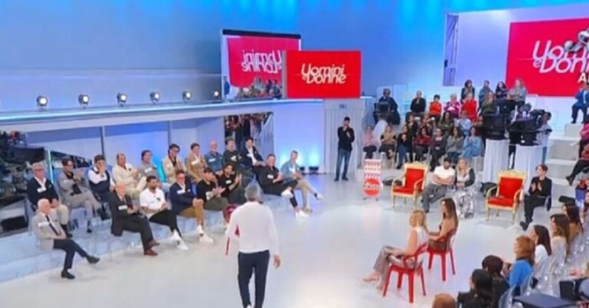 Uomini e donne, un protagonista lascia per sempre: l’annuncio shock Uomini e donne, un protagonista lascia per sempre: l’annuncio shock
