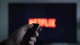 Incidente stradale coinvolge star di Netflix: la triste corsa in ospedale
